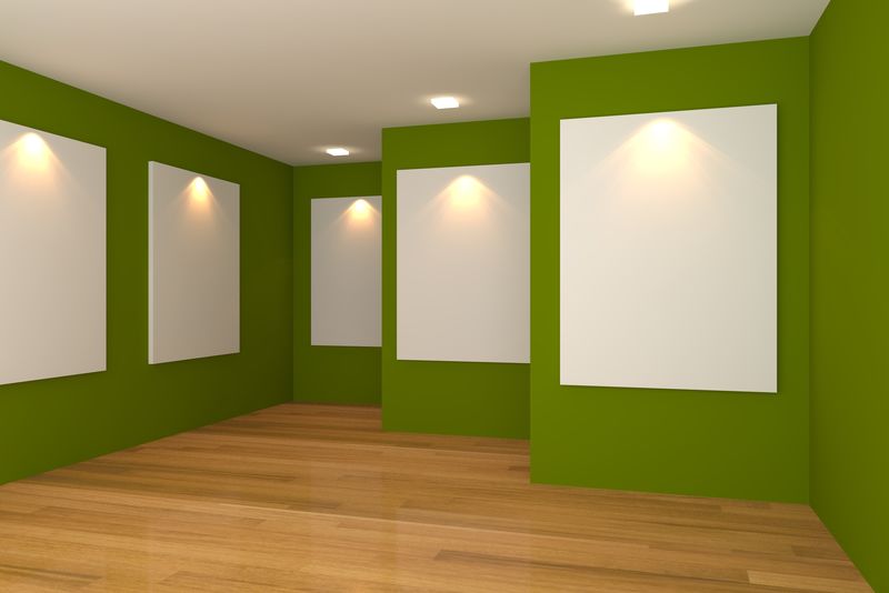 在画廊的绿色墙壁上有白色帆布的空房间内部