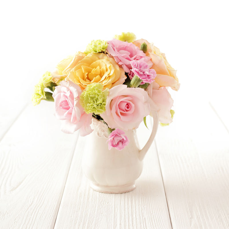 白色背景花瓶中的花束