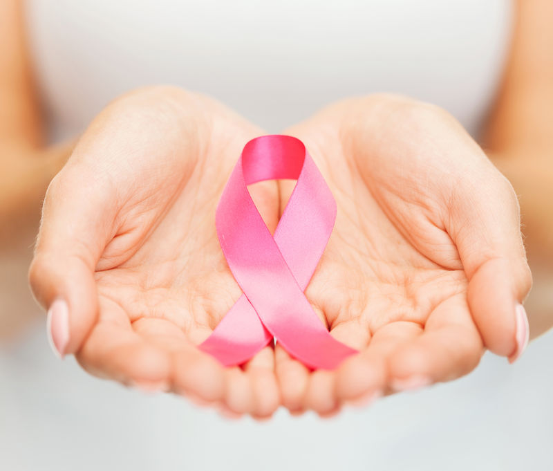 医疗保健和医学概念-女性手拿粉色乳腺癌意识丝带