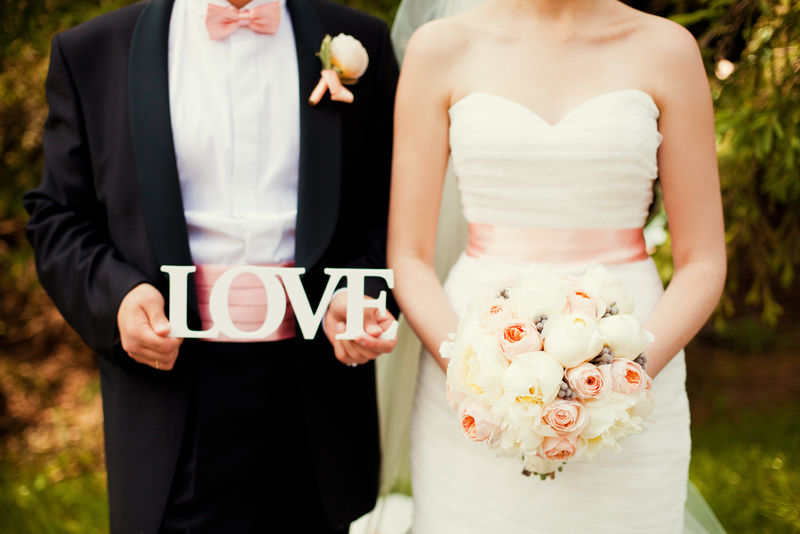 新娘和新郎用花束和木字