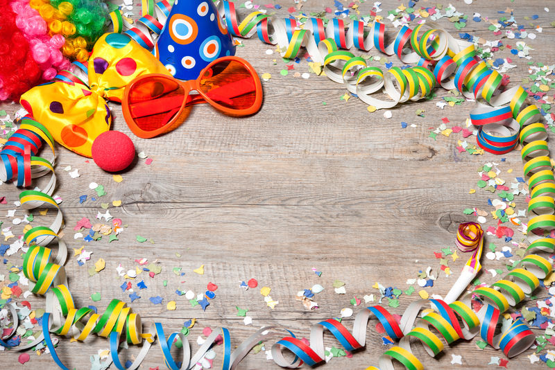 多彩的嘉年华背景-花环、彩带、派对帽、五彩纸屑和面具