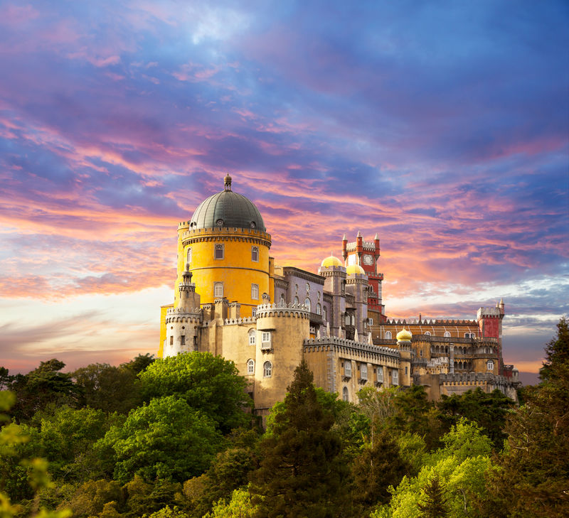日落天空下的仙女宫/葡萄牙辛特拉佩纳国家宫殿全景图/欧洲