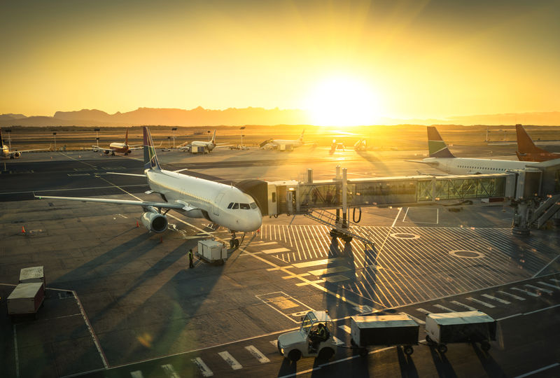 飞机在候机大厅准备起飞——日落时分的现代国际机场——世界各地情感旅行的概念