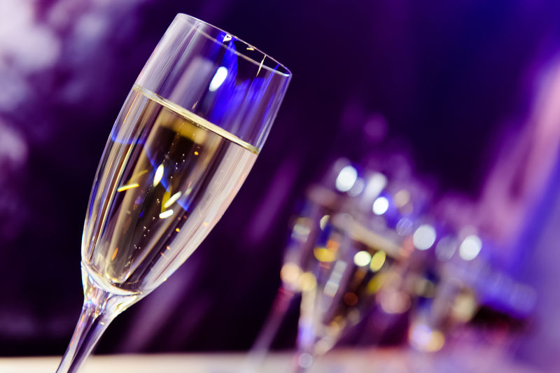 夜总会内的豪华派对香槟酒杯-霓虹紫丁香-蓝色和紫色灯光-模糊的特写镜头