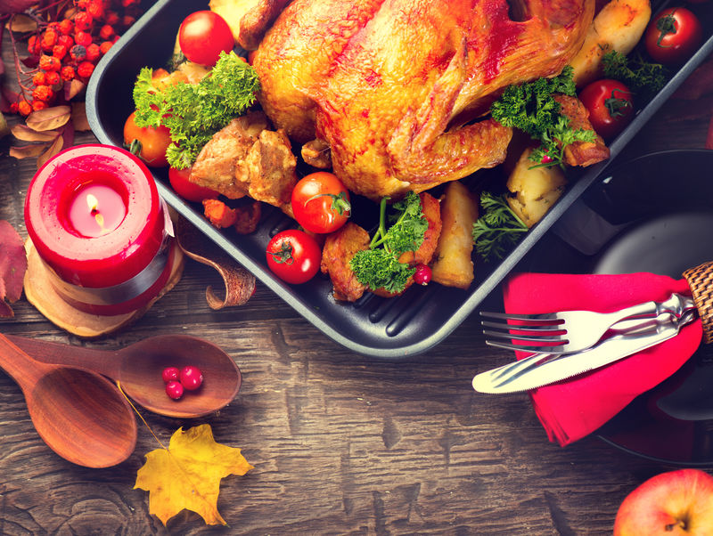 感恩节晚餐-感恩节餐桌上有火鸡-点缀着明亮的秋叶-烤火鸡-餐桌摆设