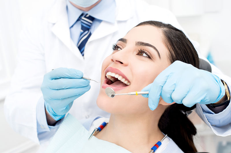 女性接受牙齿检查