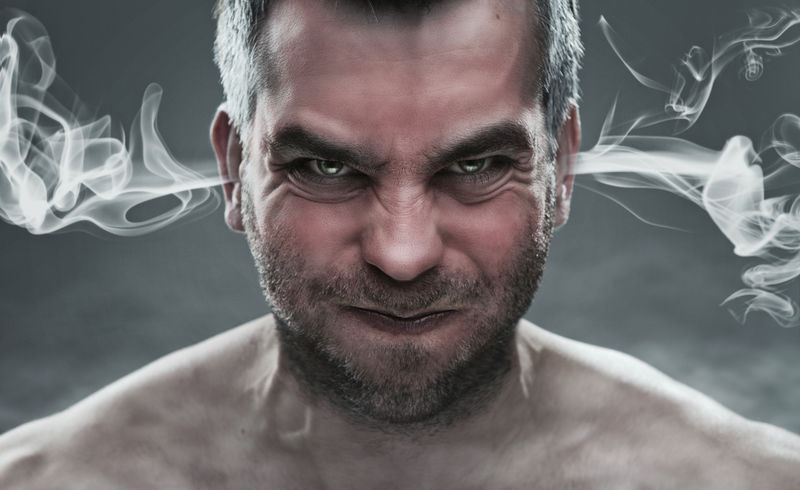 愤怒-愤怒的男人的特写镜头-烟雾从他耳朵里冒出来