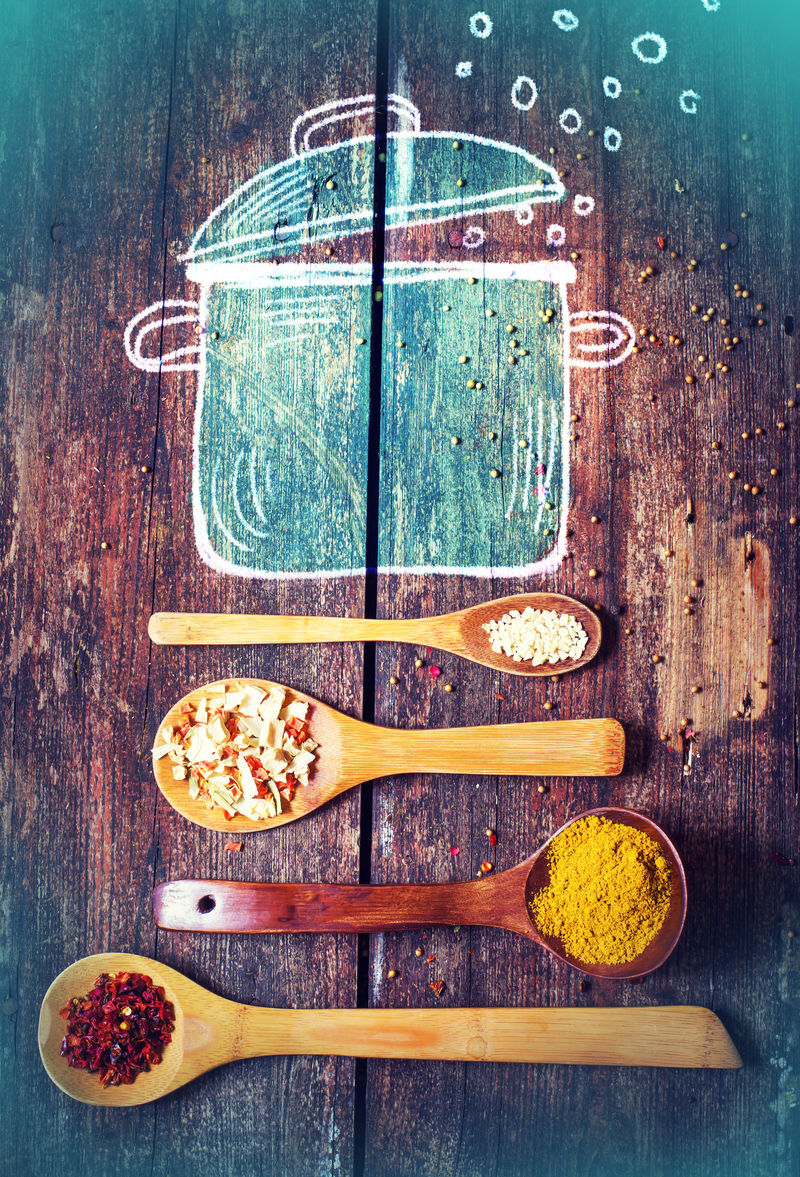 乡村古典木餐桌-带有绘画碗和香料-用于烹饪/烹饪理念