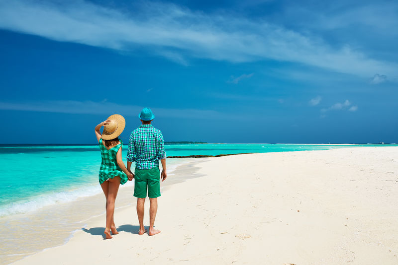 马尔代夫热带海滩的绿色情侣
