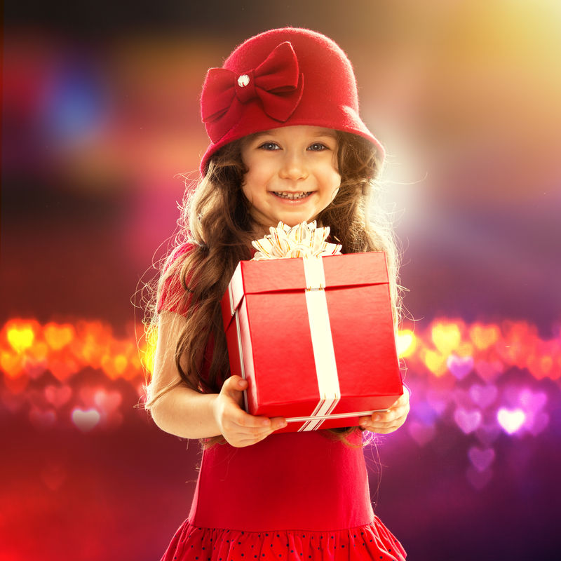人-幸福的概念-穿红衣服的快乐小女孩