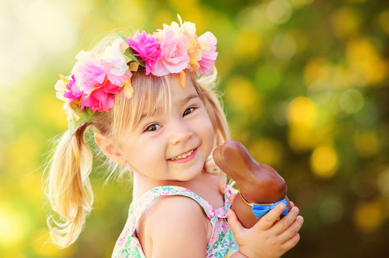 可爱的复活节女孩-户外有巧克力小兔子