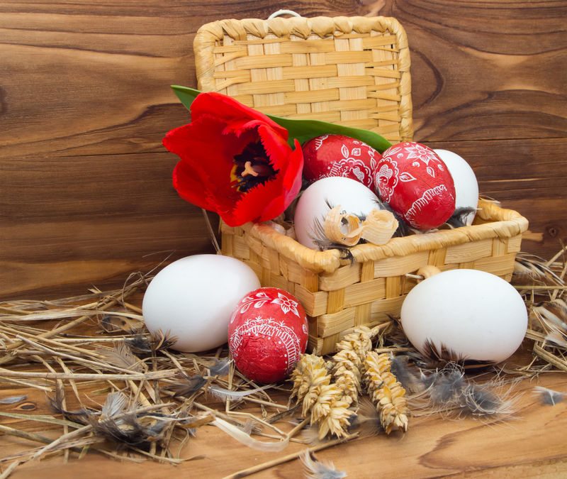 鸡肉和复活节彩蛋放在一个木盆里-盆底是郁金香