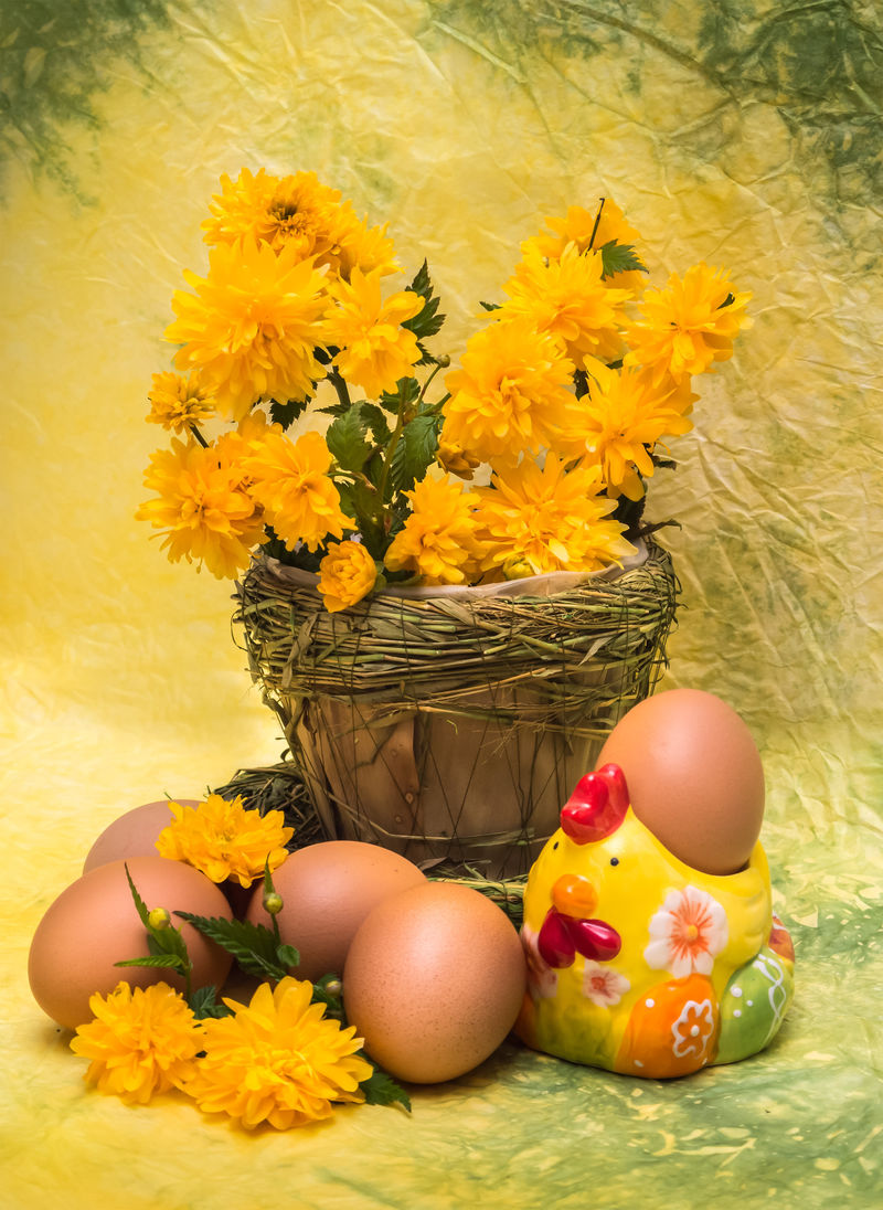 复活节概念-黄色背景下的鸡蛋和春天的花朵