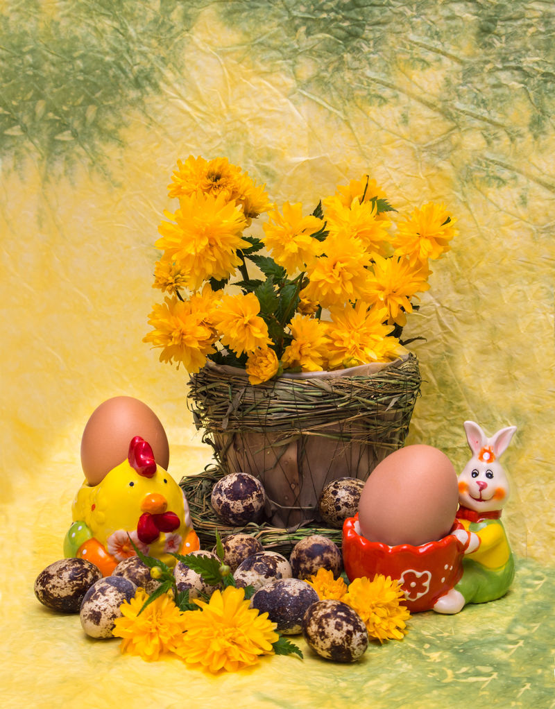 复活节概念-鸡蛋和春花-黄色背景上有鸡和兔的图案
