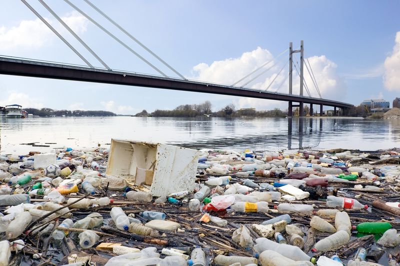 被污染的河流的照片充斥着我们生活环境的垃圾