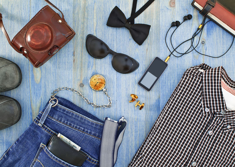 蓝色木桌上的一套男士服装和配饰-Hipster概念
