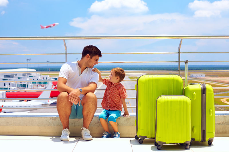 国际机场候机家庭-暑假