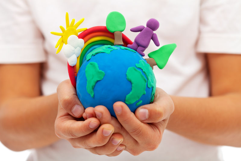 地球上的生命-儿童手中粘土地球仪的环境与生态概念