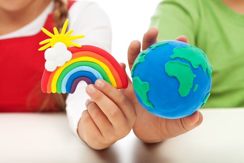 环境意识与教育理念-儿童手抓地球仪和粘土彩虹