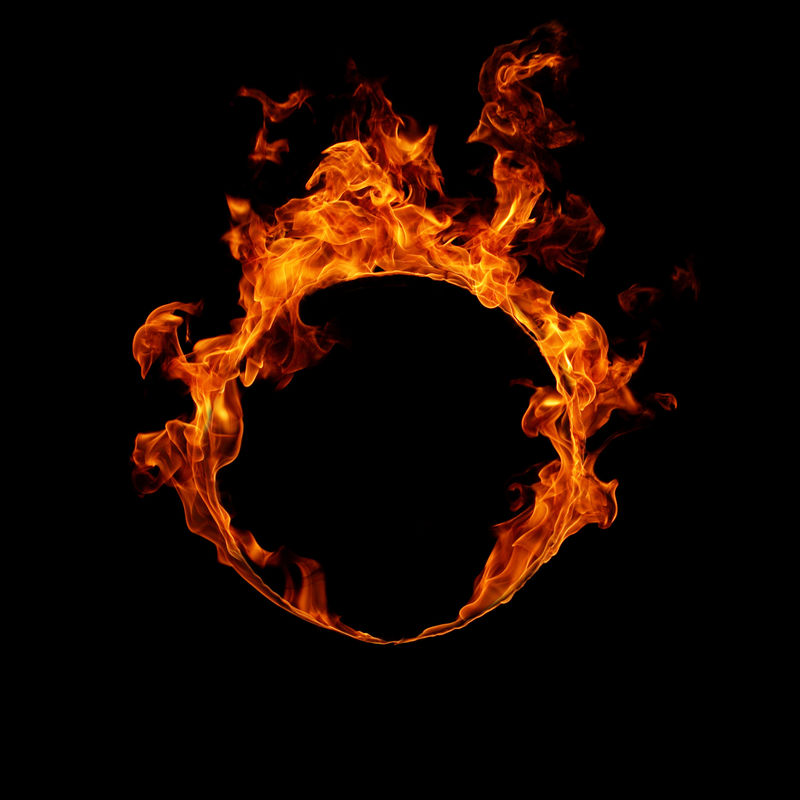 黑色背景中的火环