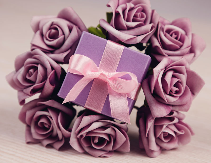 紫玫瑰和木面粉红丝带礼品盒