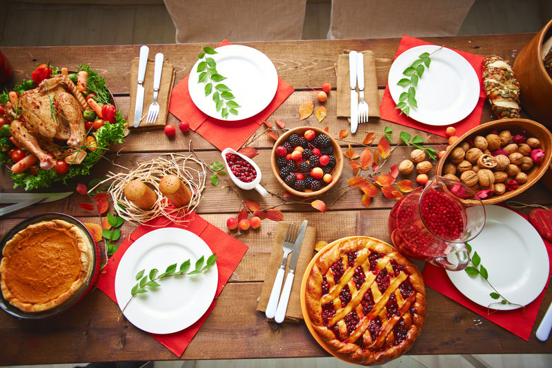 木桌上有很多传统的节日食品
