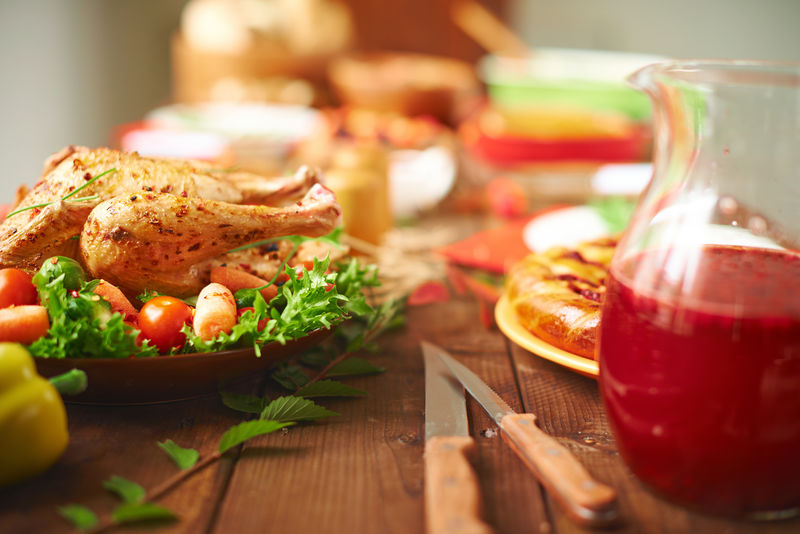 烤火鸡配蔬菜、浆果饮料和节日桌上的自制糕点