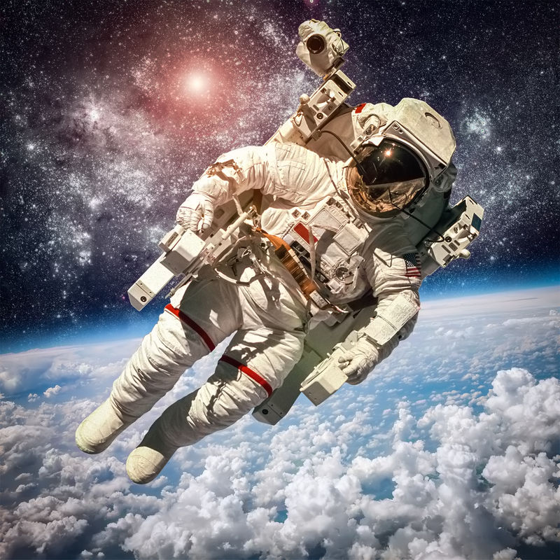 太空人在地球的背景下-这幅图片由NASA提供