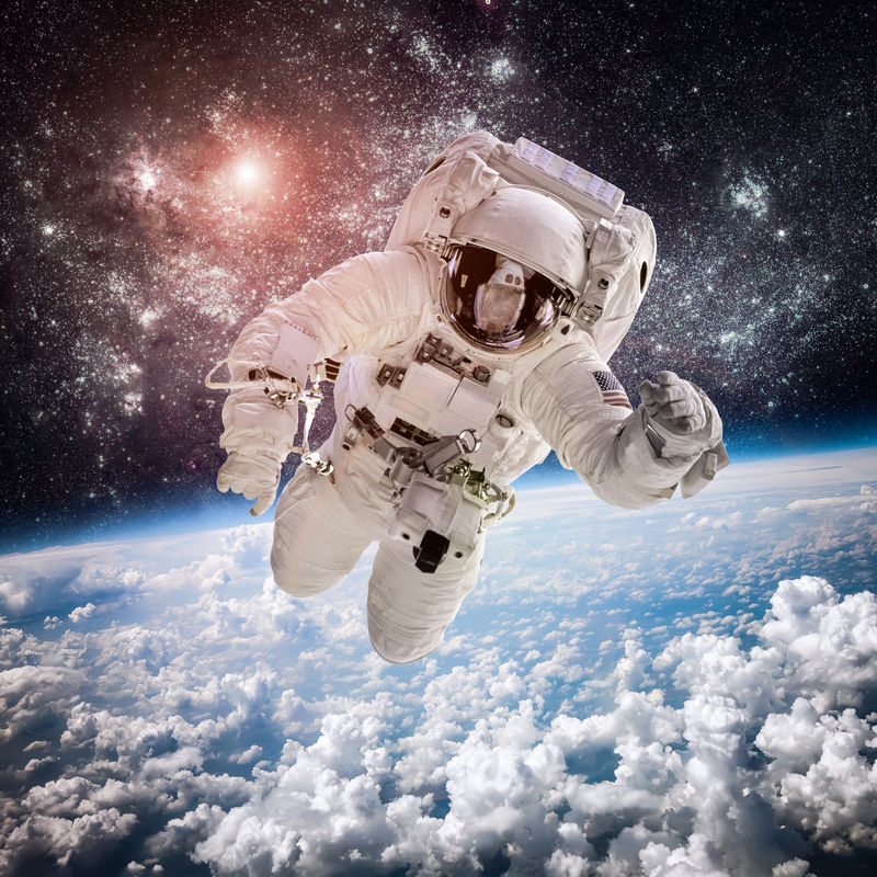 太空人在地球的背景下-这幅图片由NASA提供