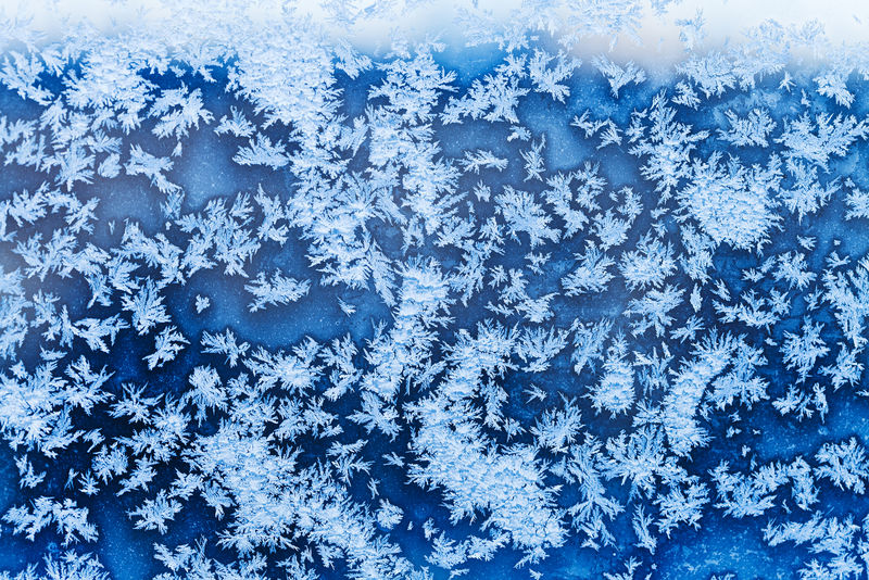 冬季窗户上美丽的霜冻图案