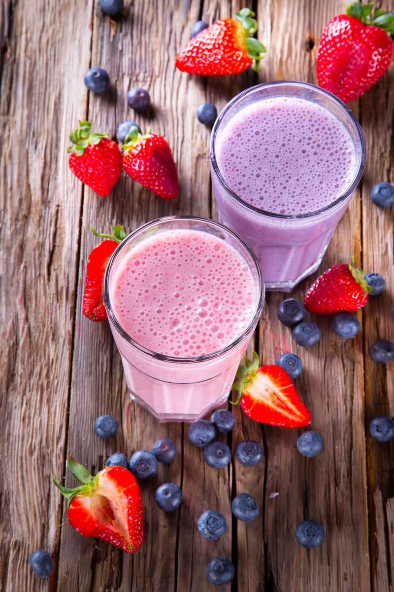 新鲜牛奶-草莓和蓝莓饮料-配以新鲜水果的蛋白鸡尾酒
