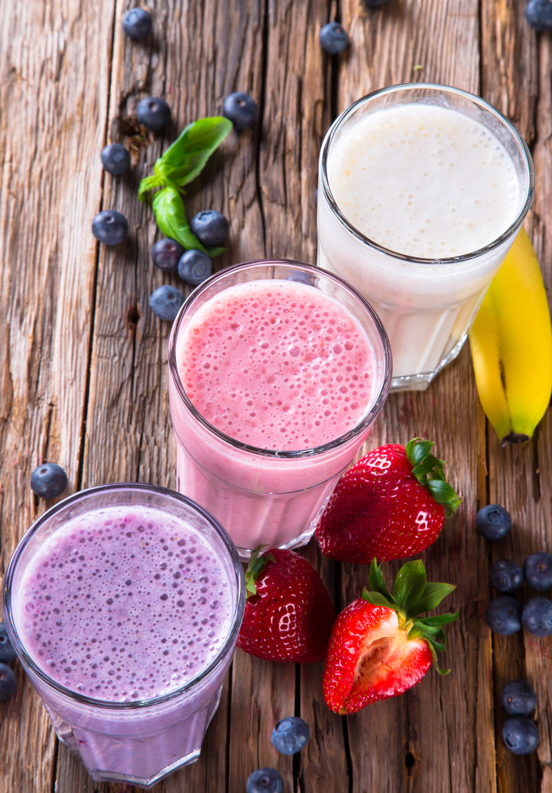 新鲜牛奶-草莓-蓝莓和香蕉饮料-配水果蛋白鸡尾酒