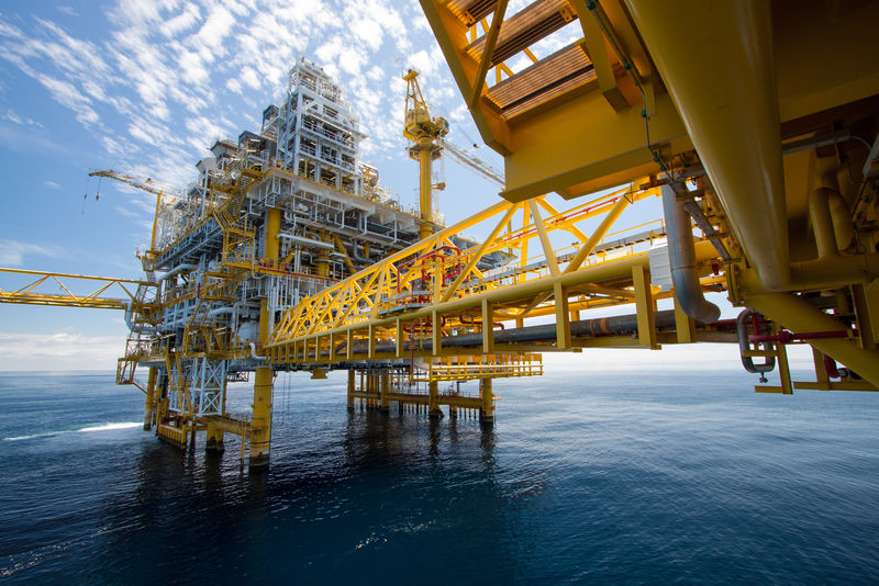 石油和天然气平台在海湾或海上-世界能源-海上石油和钻井平台建设
