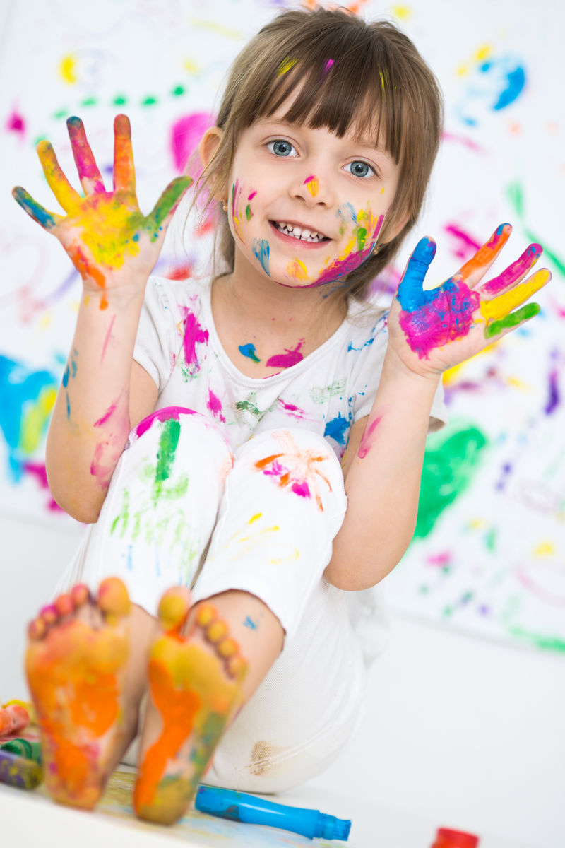 一个可爱、快乐、快乐的小女孩的手画成了鲜艳的颜色