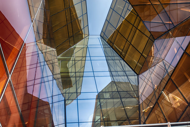 抽象的现代玻璃建筑。
