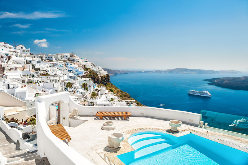 希腊圣托里尼岛上的白色建筑-豪华酒店的游泳池-美丽的海景