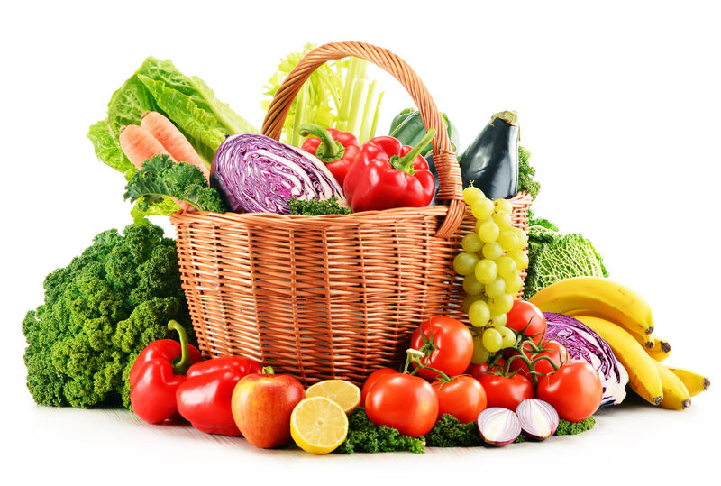 柳条篮-配各种有机蔬菜和水果-白色隔离