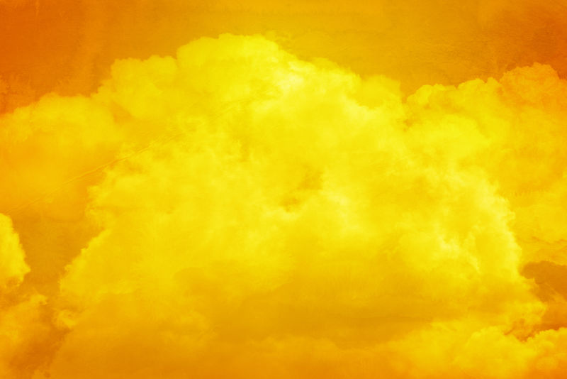 天空中明亮的黄色和橙色绒毛状多云
