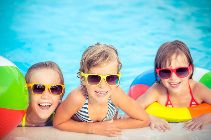 游泳池里快乐的孩子们-有趣的孩子在户外玩耍-暑假概念