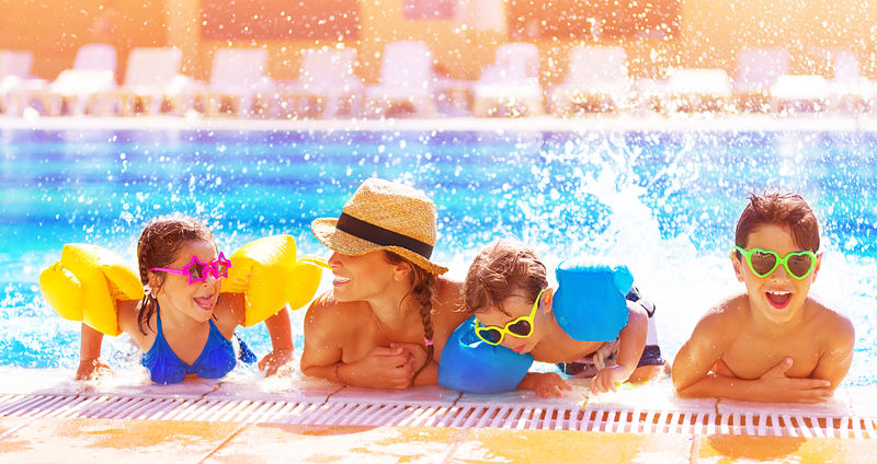 快乐的家庭在游泳池里-在水里玩得开心-母亲和三个孩子一起享受水上公园-海滩度假-暑假-度假概念