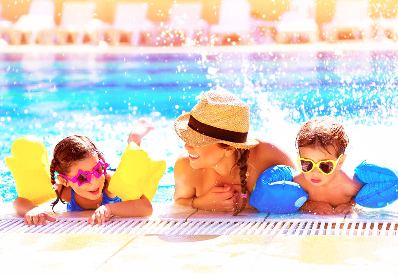 欢乐欢乐家庭在水上公园玩得开心-在游泳池游泳-在豪华的避暑胜地放松-度假和度假概念的写照