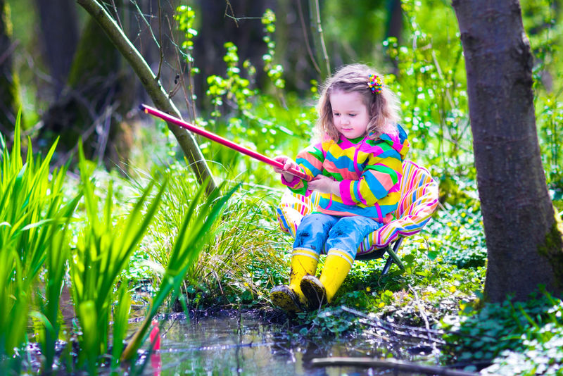 孩子在户外玩耍-学龄前儿童用红色鱼竿捕鱼-夏天在森林河钓鱼的小女孩-探险幼儿园一日游野生自然-探险远足和观赏动物
