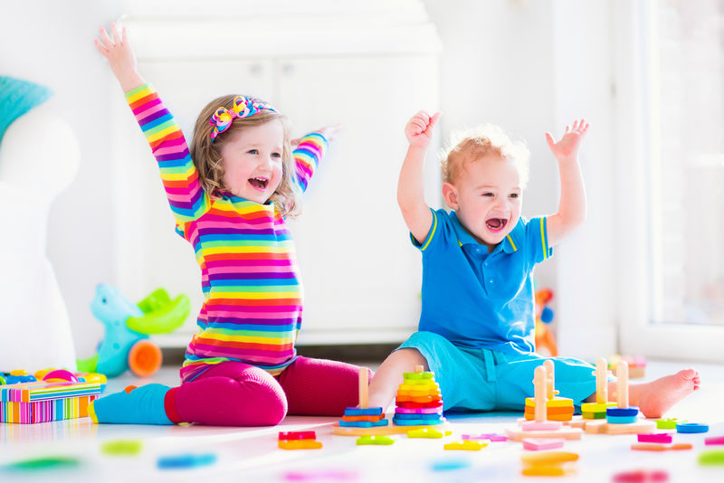 孩子们玩木制玩具-两个孩子-可爱的小女孩和有趣的小男孩-玩玩具积木-在家或日托大楼-学前班和幼儿园的儿童玩具