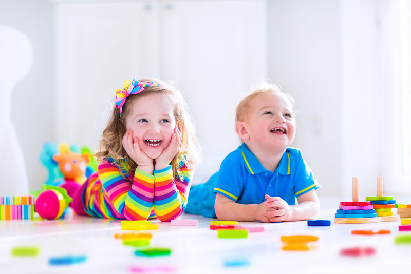 孩子们玩玩具-两个孩子-可爱的小女孩和有趣的小男孩-玩木制玩具积木-在家或日托大楼-学前班和幼儿园的儿童玩具