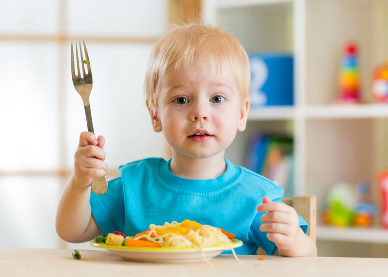 在家或幼儿园吃健康食品的孩子