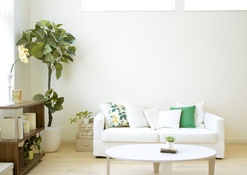白色的时尚房间的模型-扶手椅和绿色景观在窗口-斯堪的纳维亚室内设计-三维图解