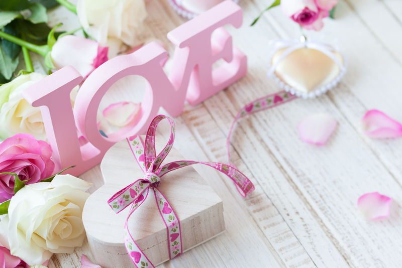 情人节的概念-礼品盒、信件、爱情和鲜花都以老式木制背景