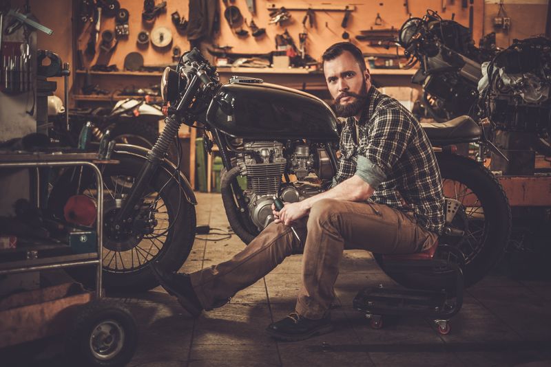 在定制车库中建造复古风格的咖啡馆赛车摩托车