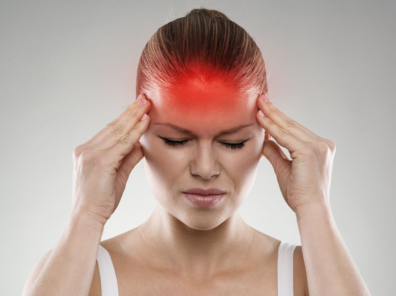 头痛或头晕的女人-医疗保健和治疗概念