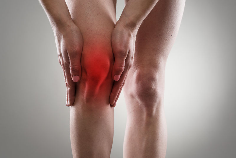 女性腿部肌腱问题以红色斑点表示-关节炎症概念